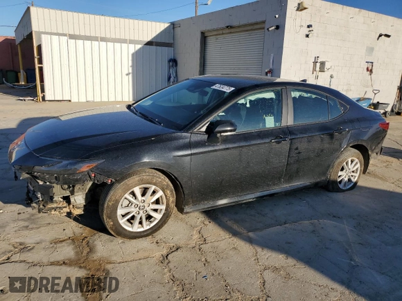 2025 Toyota Camry LE z VIN 4T1DAACK6SU023078, wystawiony jako Copart lot #47634775 z przebiegiem 8 572 mil mil oraz Szkoda całkowita • Salvage title. Historia ofert i sprzedaży dostępna na DreamBid. Obrazek 1.