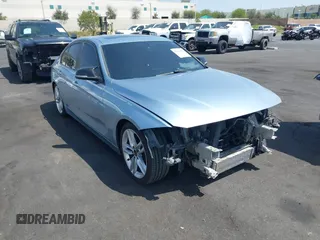 2013 BMW 3 Series 328i z VIN WBA3C1C53DF444054, wystawiony jako IAAI lot #42104549 z przebiegiem 116 028 mil mil oraz . Historia ofert i sprzedaży dostępna na DreamBid. Obrazek 1.