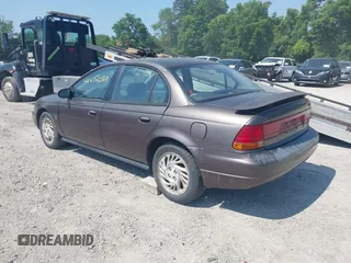 1998 Saturn SL z VIN 1G8ZJ5276WZ291081, wystawiony jako IAAI lot #42632567 z przebiegiem 238 130 mil mil oraz . Historia ofert i sprzedaży dostępna na DreamBid. Obrazek 3.