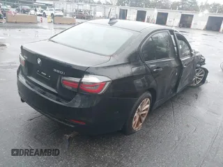 2016 BMW 3 Series 320i xDrive z VIN WBA8E5G50GNT40245, wystawiony jako IAAI lot #41075750 z przebiegiem 82 143 mil mil oraz . Historia ofert i sprzedaży dostępna na DreamBid. Obrazek 4.