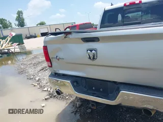 2015 Ram 1500 Outdoorsman z VIN 1C6RR6LT1FS729280, wystawiony jako IAAI lot #42445245 z przebiegiem 175 649 mil mil oraz . Historia ofert i sprzedaży dostępna na DreamBid. Obrazek 6.