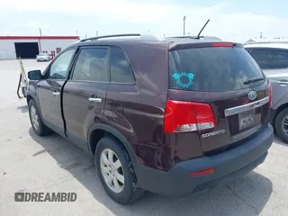 2012 Kia Sorento LX z VIN 5XYKT4A69CG257313, wystawiony jako IAAI lot #42444790 z przebiegiem 125 537 mil mil oraz . Historia ofert i sprzedaży dostępna na DreamBid. Obrazek 3.