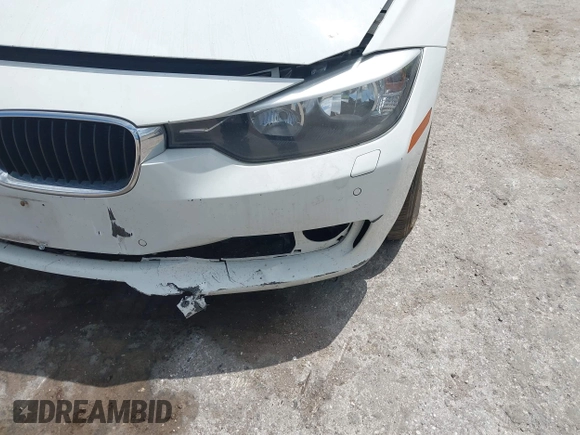 2013 BMW 3 Series 320i xDrive z VIN WBA3C3C54DF982676, wystawiony jako IAAI lot #42155003 z przebiegiem Nie podano mil oraz . Historia ofert i sprzedaży dostępna na DreamBid. Obrazek 6.