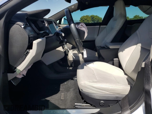 2016 Tesla Model S 90D z VIN 5YJSA1E4XGF115997, wystawiony jako Copart lot #60933525 z przebiegiem Nie podano mil oraz Szkoda całkowita • Salvage title. Historia ofert i sprzedaży dostępna na DreamBid. Obrazek 7.