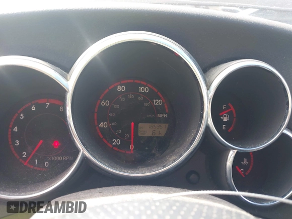 2004 Pontiac Vibe z VIN 5Y2SM62894Z439833, wystawiony jako IAAI lot #42306492 z przebiegiem 186 351 mil mil oraz . Historia ofert i sprzedaży dostępna na DreamBid. Obrazek 7.