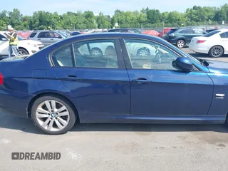 2011 BMW 3 Series 335i xDrive z VIN WBAPL5G53BNN22645, wystawiony jako IAAI lot #42505727 z przebiegiem 136 518 mil mil oraz . Historia ofert i sprzedaży dostępna na DreamBid. Obrazek 13.