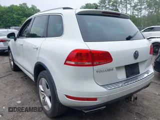 2012 Volkswagen Touareg Lux z VIN WVGEK9BPXCD008999, wystawiony jako IAAI lot #42455493 z przebiegiem 107 032 mil mil oraz . Historia ofert i sprzedaży dostępna na DreamBid. Obrazek 3.