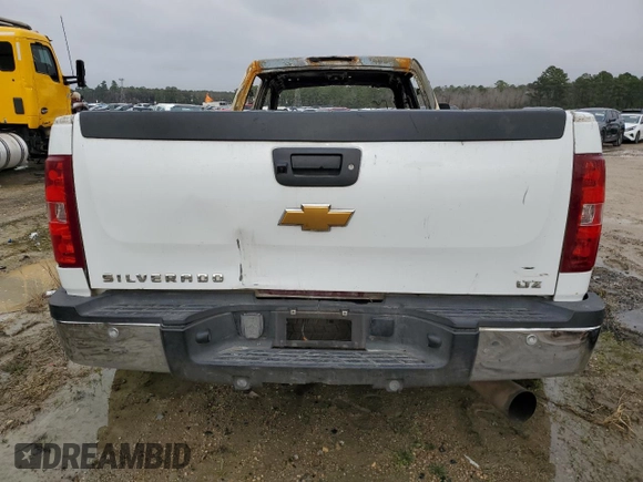 2014 Chevrolet Silverado 3500HD LTZ z VIN 1GC4K1C82EF110023, wystawiony jako Copart lot #42529335 z przebiegiem Nie podano mil oraz Nie do naprawy • Non repairable. Historia ofert i sprzedaży dostępna na DreamBid. Obrazek 6.