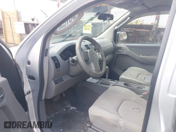 2008 Nissan Frontier LE z VIN 1N6AD09W18C435584, wystawiony jako IAAI lot #41998922 z przebiegiem 154 507 mil mil oraz . Historia ofert i sprzedaży dostępna na DreamBid. Obrazek 5.