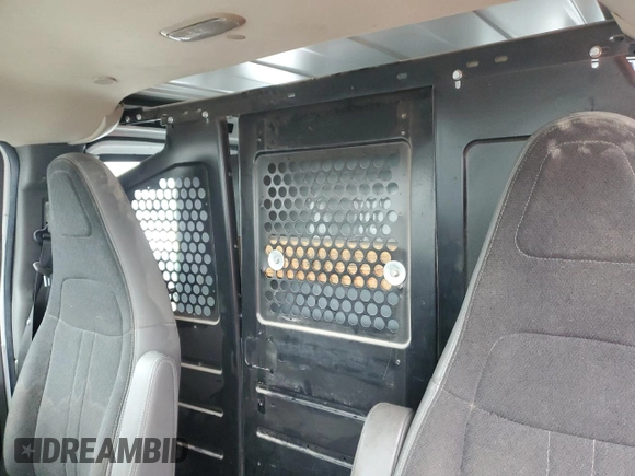 2019 GMC Savana Cargo z VIN 1GTW7AFG8K1272311, wystawiony jako Copart lot #87918855 z przebiegiem 141 396 mil mil oraz Szkody całkowita. Historia ofert i sprzedaży dostępna na DreamBid. Obrazek 10.