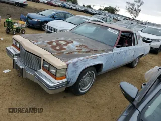 1981 Cadillac Fleetwood z VIN 1G6AB4790B9242220, wystawiony jako Copart lot #88823935 z przebiegiem 57 484 mil mil oraz Szkoda całkowita • Salvage title. Historia ofert i sprzedaży dostępna na DreamBid. Obrazek 1.