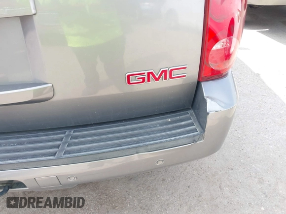 2008 GMC Yukon SLT w/4SB with VIN 1GKFC13J08R137057, listed as a IAAI auction lot 41809980 with 239,105 mi miles. Bid and sale history available at carsss.com. Image 12.
