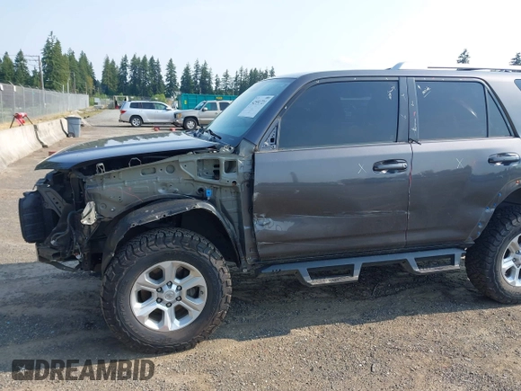 2018 Toyota 4Runner SR5 z VIN JTEBU5JR7J5490718, wystawiony jako IAAI lot #42551721 z przebiegiem 111 237 mil mil oraz . Historia ofert i sprzedaży dostępna na DreamBid. Obrazek 6.