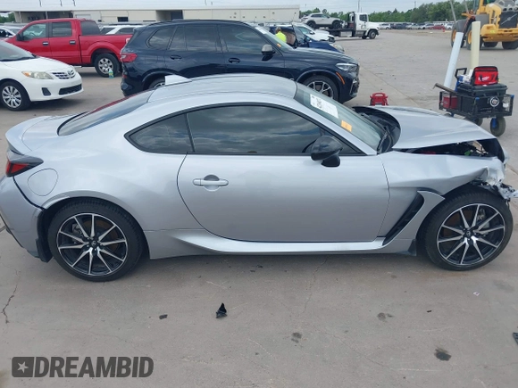 2023 Toyota 86 z VIN JF1ZNBC15P8759916, wystawiony jako IAAI lot #42160271 z przebiegiem 28 360 mil mil oraz . Historia ofert i sprzedaży dostępna na DreamBid. Obrazek 14.