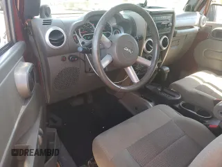 2008 Jeep Wrangler Sahara z VIN 1J4FA54198L505014, wystawiony jako Copart lot #55328045 z przebiegiem 128 049 mil mil oraz Szkoda całkowita • Salvage title. Historia ofert i sprzedaży dostępna na DreamBid. Obrazek 8.