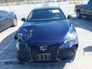 2021 Toyota Avalon Hybrid XSE z VIN 4T1EA1AB3MU005275, wystawiony jako IAAI lot #42335546 z przebiegiem 46 524 mil mil oraz . Historia ofert i sprzedaży dostępna na DreamBid. Obrazek 12.