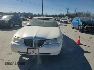 2000 Lincoln Town Car Signature z VIN 1LNHM82W2YY813274, wystawiony jako Copart lot #47288135 z przebiegiem 110 192 mil mil oraz Czysty tytuł • Clean title. Historia ofert i sprzedaży dostępna na DreamBid. Obrazek 10.