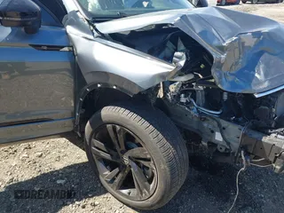 2023 Volkswagen Tiguan SE R-Line Black z VIN 3VV8B7AX7PM102793, wystawiony jako IAAI lot #42154788 z przebiegiem 15 061 mil mil oraz . Historia ofert i sprzedaży dostępna na DreamBid. Obrazek 6.