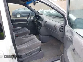 1996 Dodge Caravan LE with VIN 1B4GP54L3TB473795, listed as a IAAI auction lot 41592742 with Not Provided miles and . Bid and sale history available at carsss.com. Image 5.