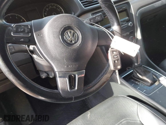 2015 Volkswagen Passat Limited Edition Edition z VIN 1VWAT7A31FC055719, wystawiony jako IAAI lot #42053299 z przebiegiem 166 746 mil mil oraz . Historia ofert i sprzedaży dostępna na DreamBid. Obrazek 11.