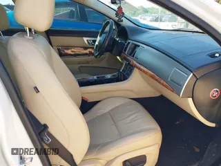 2015 Jaguar XF T Premium z VIN SAJWA0FS0FPU42472, wystawiony jako IAAI lot #42230649 z przebiegiem Nie podano mil oraz . Historia ofert i sprzedaży dostępna na DreamBid. Obrazek 5.