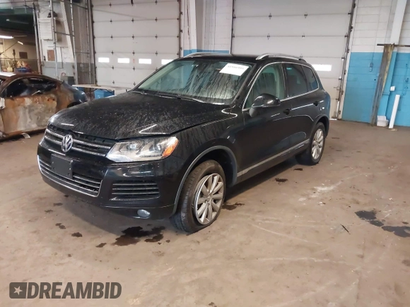 2011 Volkswagen Touareg Sport z VIN WVGFF9BP5BD001093, wystawiony jako IAAI lot #41916995 z przebiegiem 127 478 mil mil oraz . Historia ofert i sprzedaży dostępna na DreamBid. Obrazek 2.