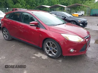 2014 Ford Focus SE z VIN 1FADP3K23EL379102, wystawiony jako IAAI lot #42310443 z przebiegiem 150 432 mil mil oraz . Historia ofert i sprzedaży dostępna na DreamBid. Obrazek 1.