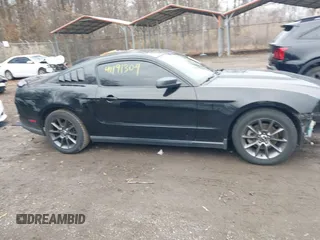 2012 Ford Mustang Premium z VIN 1ZVBP8AM1C5216285, wystawiony jako IAAI lot #41191304 z przebiegiem 190 290 mil mil oraz . Historia ofert i sprzedaży dostępna na DreamBid. Obrazek 14.