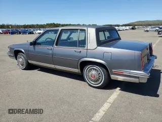 1986 Cadillac DeVille z VIN 1G6CD6984G4341470, wystawiony jako Copart lot #52592805 z przebiegiem 24 359 mil mil oraz Czysty tytuł • Clean title. Historia ofert i sprzedaży dostępna na DreamBid. Obrazek 2.