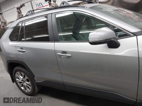 2025 Toyota RAV4 XLE Premium z VIN 2T3A1RFV9SW522259, wystawiony jako IAAI lot #42101238 z przebiegiem 1 479 mil mil oraz . Historia ofert i sprzedaży dostępna na DreamBid. Obrazek 13.