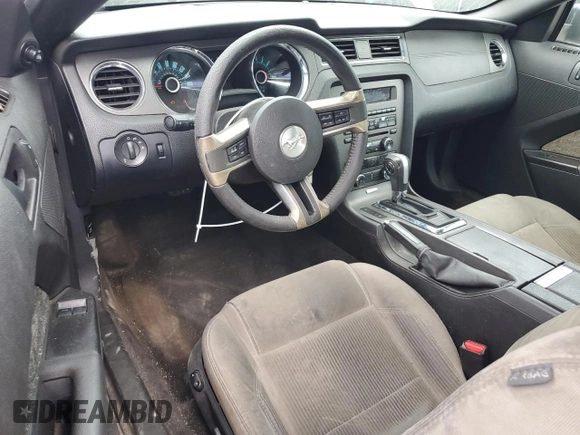 2013 Ford Mustang V6 z VIN 1ZVBP8AM8D5215538, wystawiony jako Copart lot #62214695 z przebiegiem 130 904 mil mil oraz Czysty tytuł • Clean title. Historia ofert i sprzedaży dostępna na DreamBid. Obrazek 8.