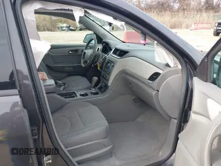 2017 Chevrolet Traverse LS z VIN 1GNKVFKD4HJ142765, wystawiony jako IAAI lot #41630040 z przebiegiem 82 986 mil mil oraz . Historia ofert i sprzedaży dostępna na DreamBid. Obrazek 5.