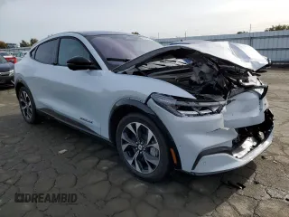 2022 Ford Mustang Mach-E Premium z VIN 3FMTK3SU7NMA49432, wystawiony jako Copart lot #36591543 z przebiegiem 993 mil mil oraz . Historia ofert i sprzedaży dostępna na DreamBid. Obrazek 4.