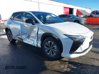 2024 Lexus RZ 450e Premium z VIN JTJAAAAB7RA024081, wystawiony jako IAAI lot #41266302 z przebiegiem 4 451 mil mil oraz . Historia ofert i sprzedaży dostępna na DreamBid. Obrazek 1.