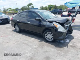 2017 Nissan Versa SV z VIN 3N1CN7AP9HL827371, wystawiony jako IAAI lot #42270739 z przebiegiem 96 990 mil mil oraz . Historia ofert i sprzedaży dostępna na DreamBid. Obrazek 1.