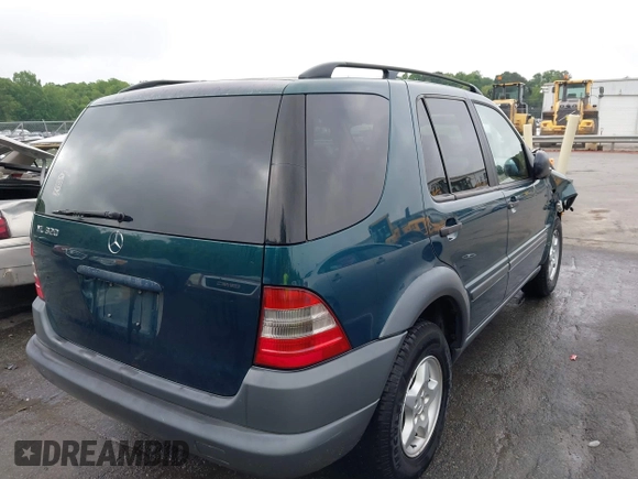 1998 Mercedes-Benz M 320/430/500 z VIN 4JGAB54E5WA006036, wystawiony jako IAAI lot #42230324 z przebiegiem 301 386 mil mil oraz . Historia ofert i sprzedaży dostępna na DreamBid. Obrazek 4.