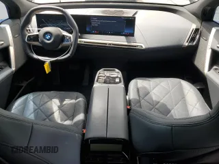 2024 BMW iX xDrive50 z VIN WB523CF07RCP08357, wystawiony jako Copart lot #54941205 z przebiegiem 28 240 mil mil oraz Szkody całkowita. Historia ofert i sprzedaży dostępna na DreamBid. Obrazek 8.