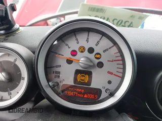 2010 MINI Convertible S z VIN WMWMS3C53AT012001, wystawiony jako IAAI lot #42024826 z przebiegiem 110 471 mil mil oraz . Historia ofert i sprzedaży dostępna na DreamBid. Obrazek 7.