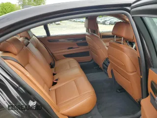 2015 BMW 7 Series 750Li xDrive z VIN WBAYF8C54FD653940, wystawiony jako Copart lot #55762915 z przebiegiem 89 037 mil mil oraz Czysty tytuł • Clean title. Historia ofert i sprzedaży dostępna na DreamBid. Obrazek 10.