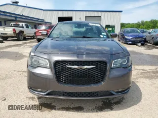 2015 Chrysler 300 S z VIN 2C3CCAGG8FH899454, wystawiony jako Copart lot #59947615 z przebiegiem 113 942 mil mil oraz Szkoda całkowita • Salvage title. Historia ofert i sprzedaży dostępna na DreamBid. Obrazek 5.