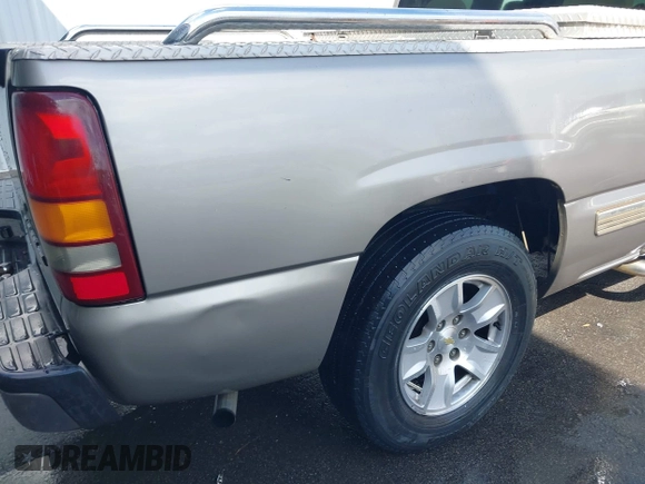 2000 Chevrolet Silverado 1500 LS with VIN 2GCEC19T1Y1227911, listed as a IAAI auction lot 41982621 with 403,945 mi miles. Bid and sale history available at carsss.com. Image 6.