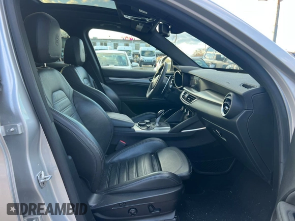 2018 Alfa Romeo Stelvio Ti Sport z VIN ZASFAKNN6J7B87980, wystawiony jako Copart lot #52651205 z przebiegiem 55 662 mil mil oraz Czysty tytuł • Clean title. Historia ofert i sprzedaży dostępna na DreamBid. Obrazek 5.
