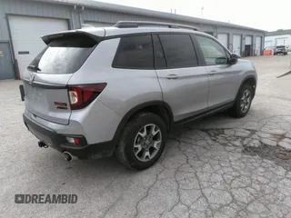 2023 Honda Passport TrailSport z VIN 5FNYF8H6XPB044222, wystawiony jako IAAI lot #42134331 z przebiegiem 19 026 mil mil oraz . Historia ofert i sprzedaży dostępna na DreamBid. Obrazek 4.