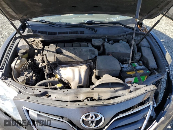 2011 Toyota Camry LE z VIN 4T4BF3EK3BR156937, wystawiony jako Copart lot #57290555 z przebiegiem 299 321 mil mil oraz Szkoda całkowita • Salvage title. Historia ofert i sprzedaży dostępna na DreamBid. Obrazek 11.