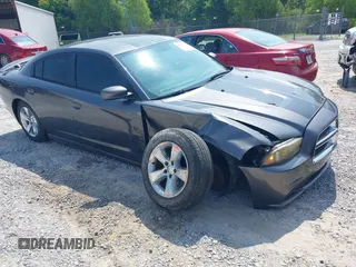 2013 Dodge Charger SE z VIN 2C3CDXBGXDH597006, wystawiony jako IAAI lot #42421218 z przebiegiem 105 242 mil mil oraz . Historia ofert i sprzedaży dostępna na DreamBid. Obrazek 1.