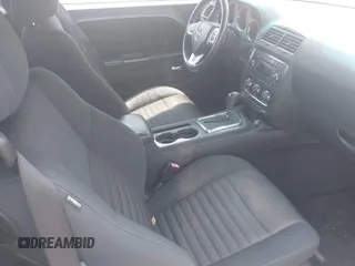 2013 Dodge Challenger SXT z VIN 2C3CDYAG9DH578888, wystawiony jako IAAI lot #42289139 z przebiegiem 121 649 mil mil oraz . Historia ofert i sprzedaży dostępna na DreamBid. Obrazek 5.