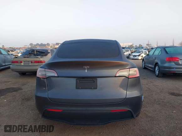 2021 Tesla Model Y Standard Range z VIN 5YJYGDED4MF121963, wystawiony jako IAAI lot #41490477 z przebiegiem 41 941 mil mil oraz . Historia ofert i sprzedaży dostępna na DreamBid. Obrazek 16.