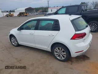 2020 Volkswagen Golf TSI z VIN 3VWG57AU0LM004011, wystawiony jako IAAI lot #41913180 z przebiegiem 111 157 mil mil oraz . Historia ofert i sprzedaży dostępna na DreamBid. Obrazek 3.