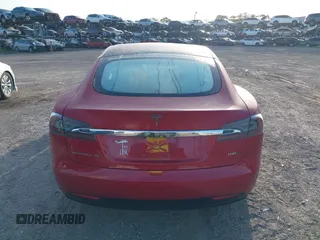 2018 Tesla Model S 75D z VIN 5YJSA1E20JF277384, wystawiony jako IAAI lot #42680941 z przebiegiem 50 464 mil mil oraz . Historia ofert i sprzedaży dostępna na DreamBid. Obrazek 17.