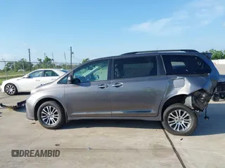 2018 Toyota Sienna XLE Auto Access Seat z VIN 5TDYZ3DC1JS904646, wystawiony jako IAAI lot #42400532 z przebiegiem 106 338 mil mil oraz . Historia ofert i sprzedaży dostępna na DreamBid. Obrazek 14.